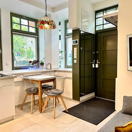 Evergreen House Apartment